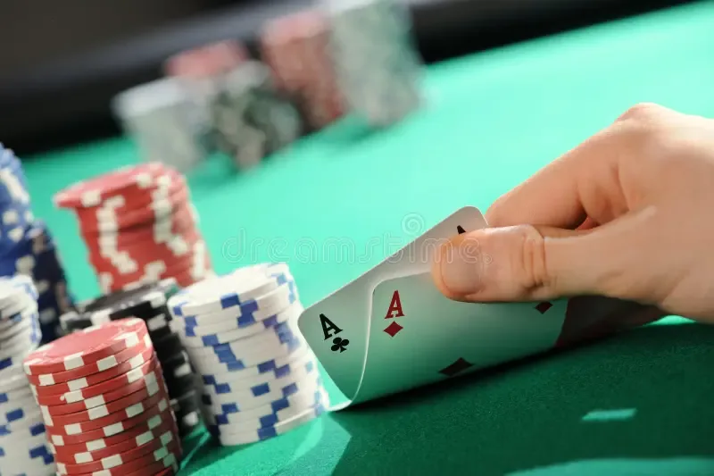 poker-texas-holdem-two-aces-25136944